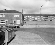 53024 Gezicht op de voor- en rechter zijgevel van het huis De Bazelstraat 18 te Utrecht, vanuit de M. de Klerkstraat ...